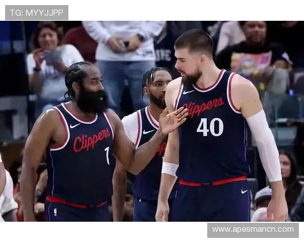 快船与国王激战三月二十七日NBA季后赛争夺战精彩回顾与分析